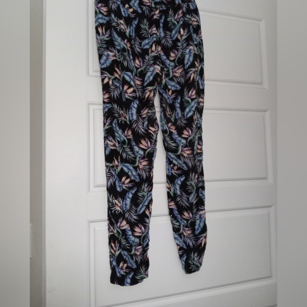 Divided Floral print pants size 8